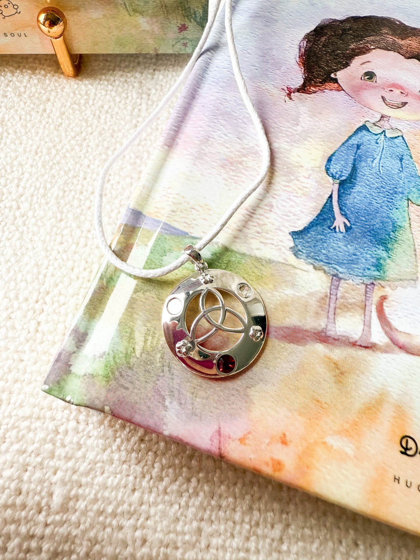 AriValiente Amulette aus Sterlingsilber mit weißem Band