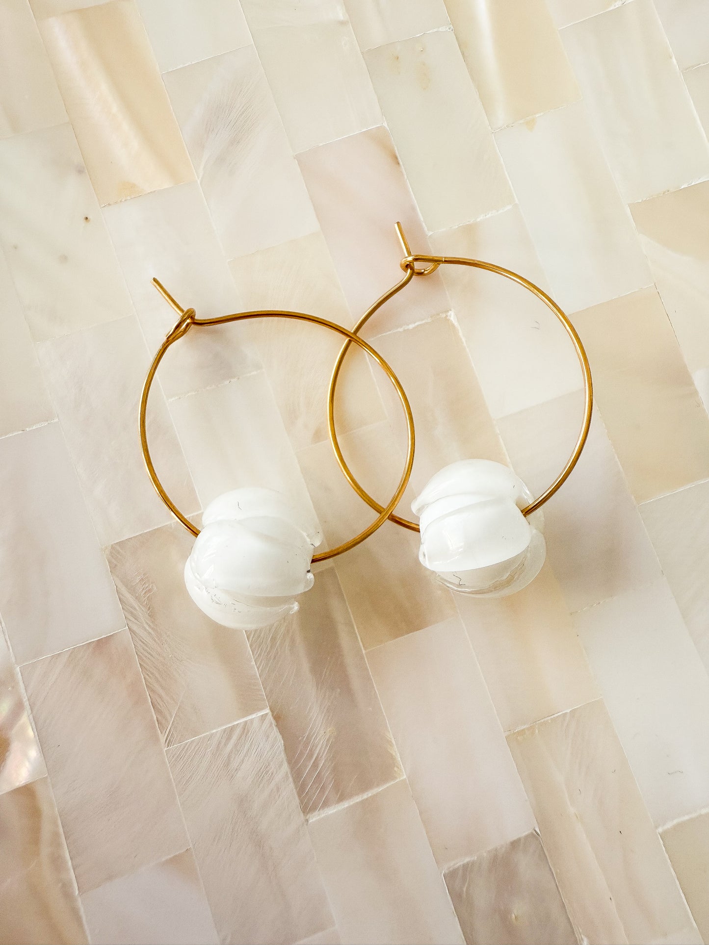 Hoop-Ohrringe mit weißer Blüten-Knospe gold + silber