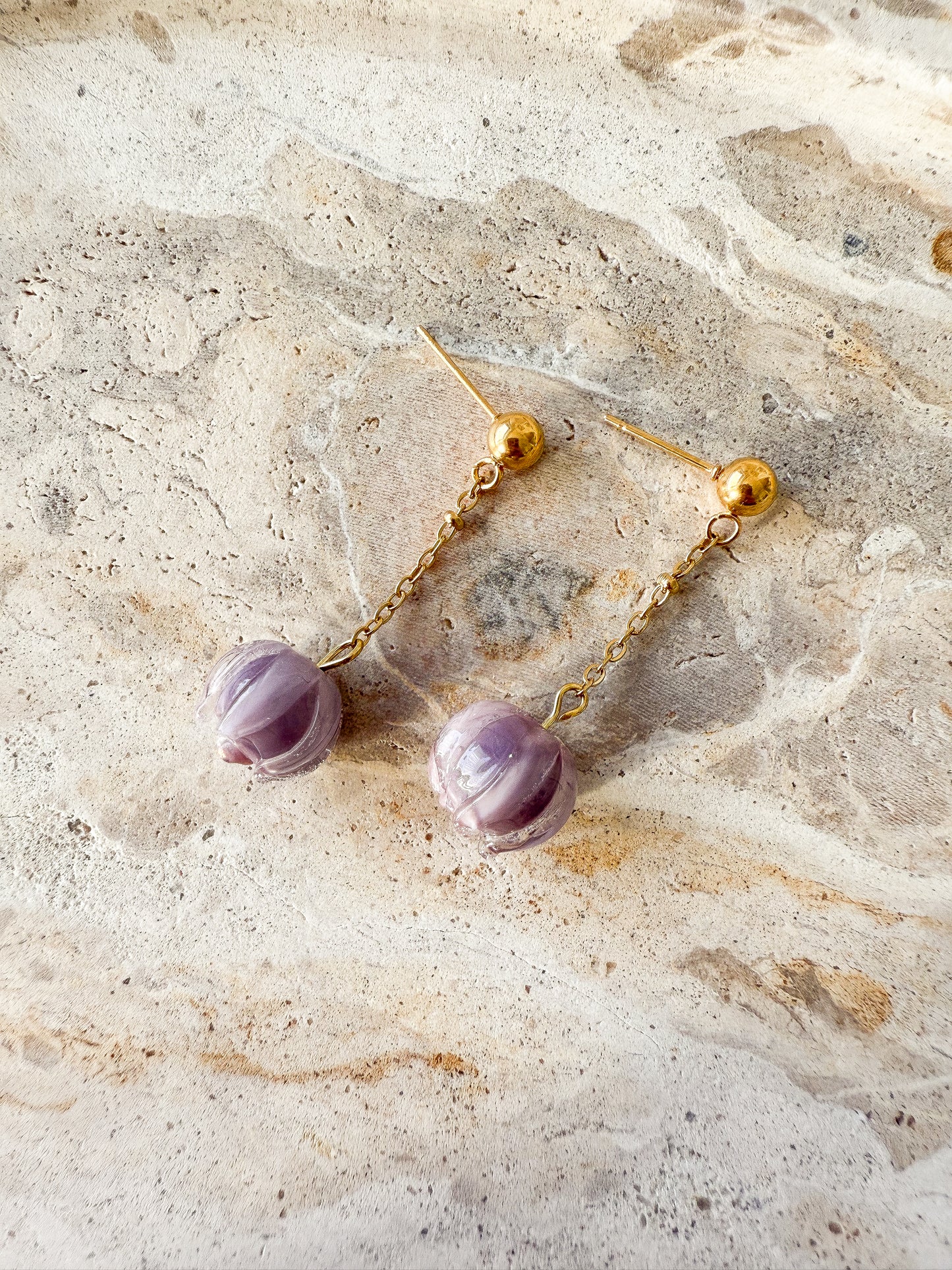 Zarte Knospen-Ohrringe „Flora“ mit goldener Kette