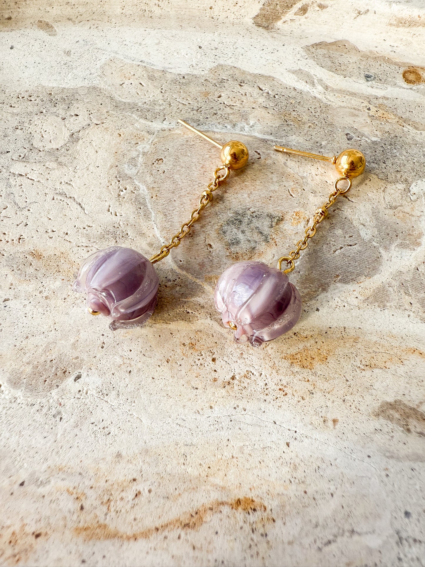 Zarte Knospen-Ohrringe „Flora“ mit goldener Kette