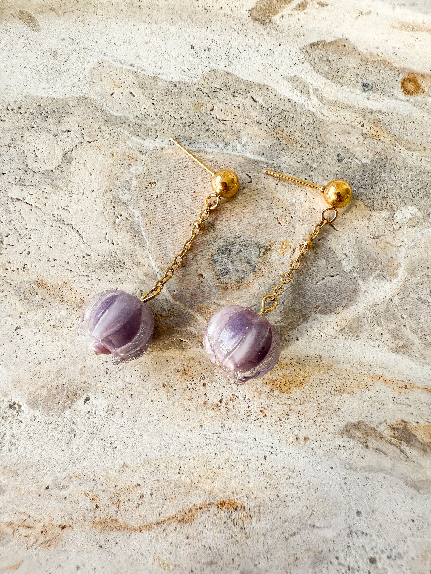 Zarte Knospen-Ohrringe „Flora“ mit goldener Kette