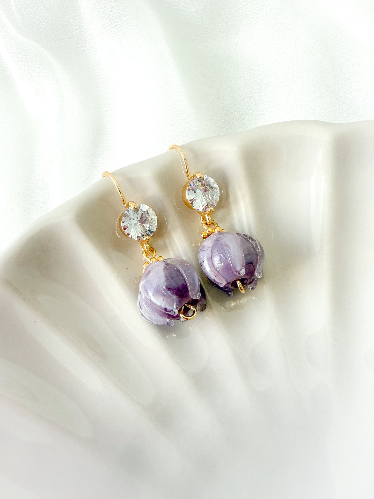 Lila Knospen-Ohrringe „Seraphina“ mit glitzerndem Zwischenstück