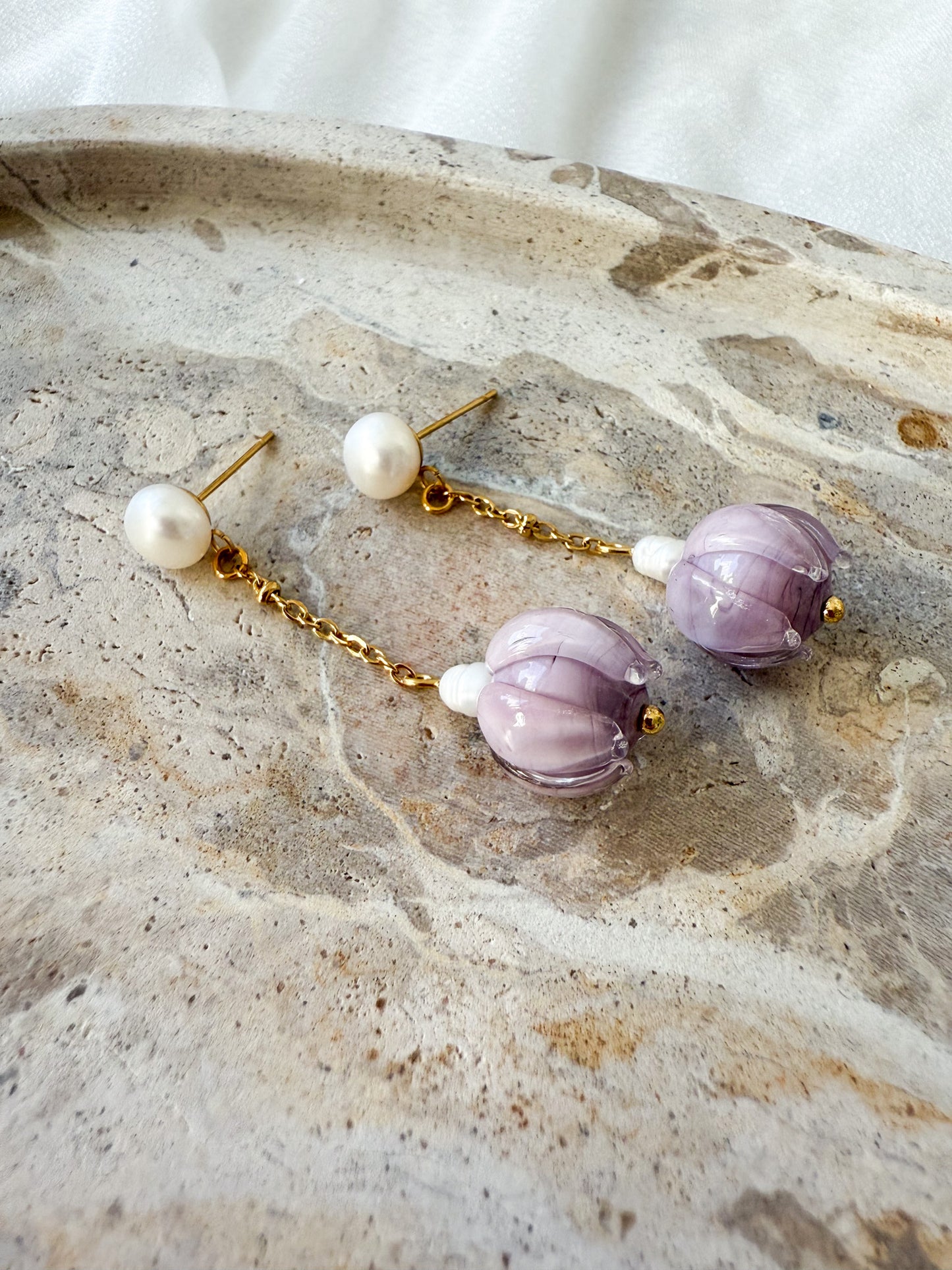 Lila Knospen-Ohrringe „Celestia“ mit Süßwasserperle