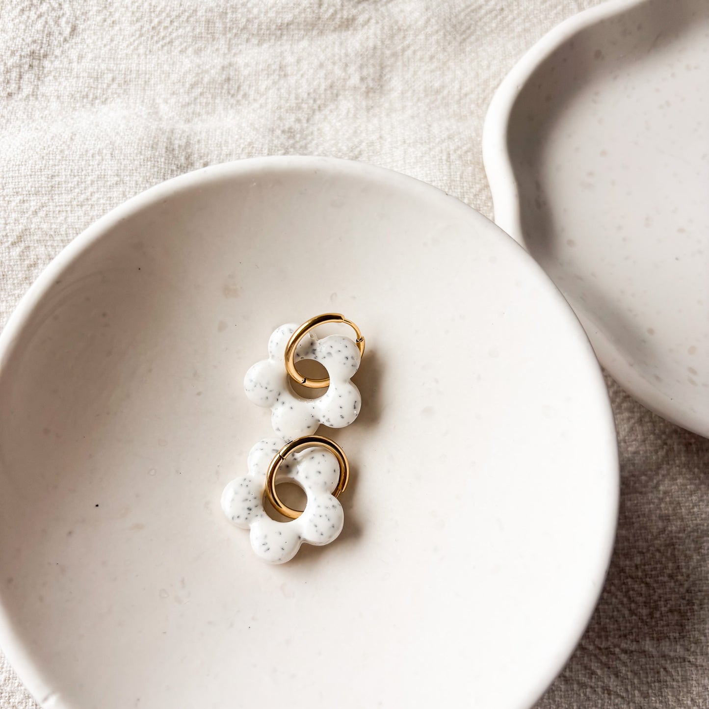 Ohrringe Liva mit Sprenkeln – Handgemacht in Blumenform aus Edelstahl x art.icels