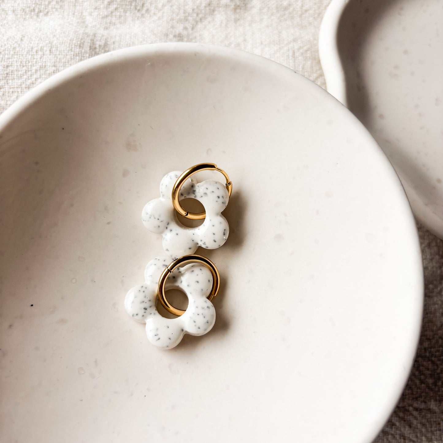 Ohrringe Liva mit Sprenkeln – Handgemacht in Blumenform aus Edelstahl x art.icels