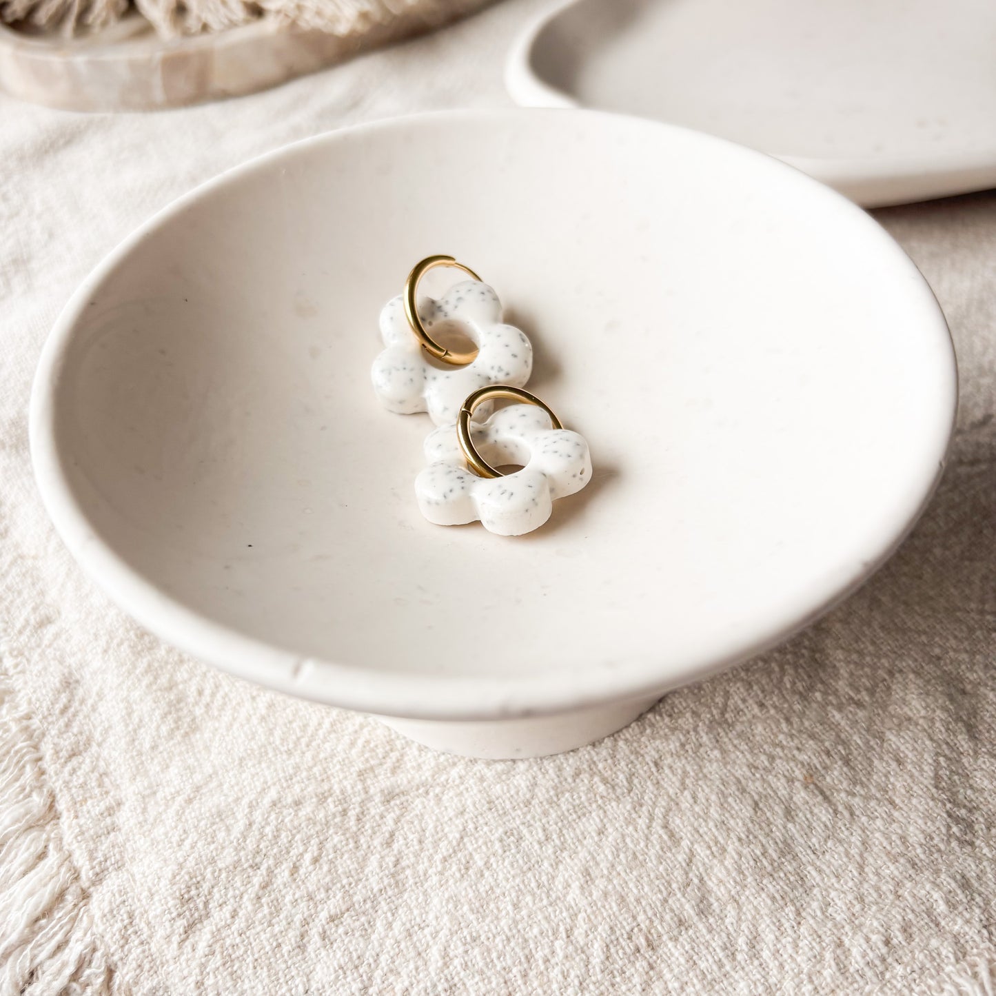 Ohrringe Liva mit Sprenkeln – Handgemacht in Blumenform aus Edelstahl x art.icels