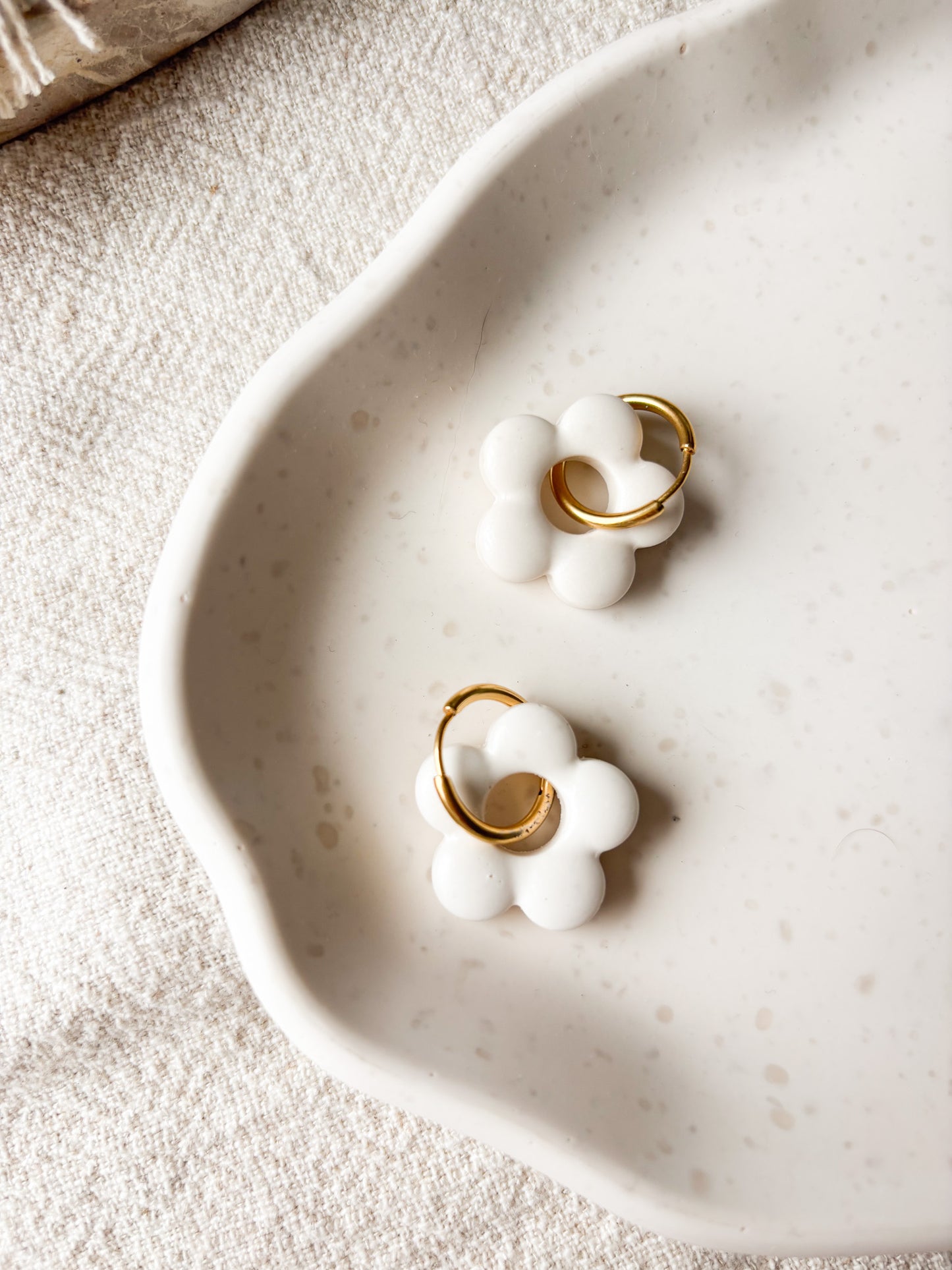 Ohrringe Liva natur – Handgemacht in Blumenform aus Edelstahl x art.icles