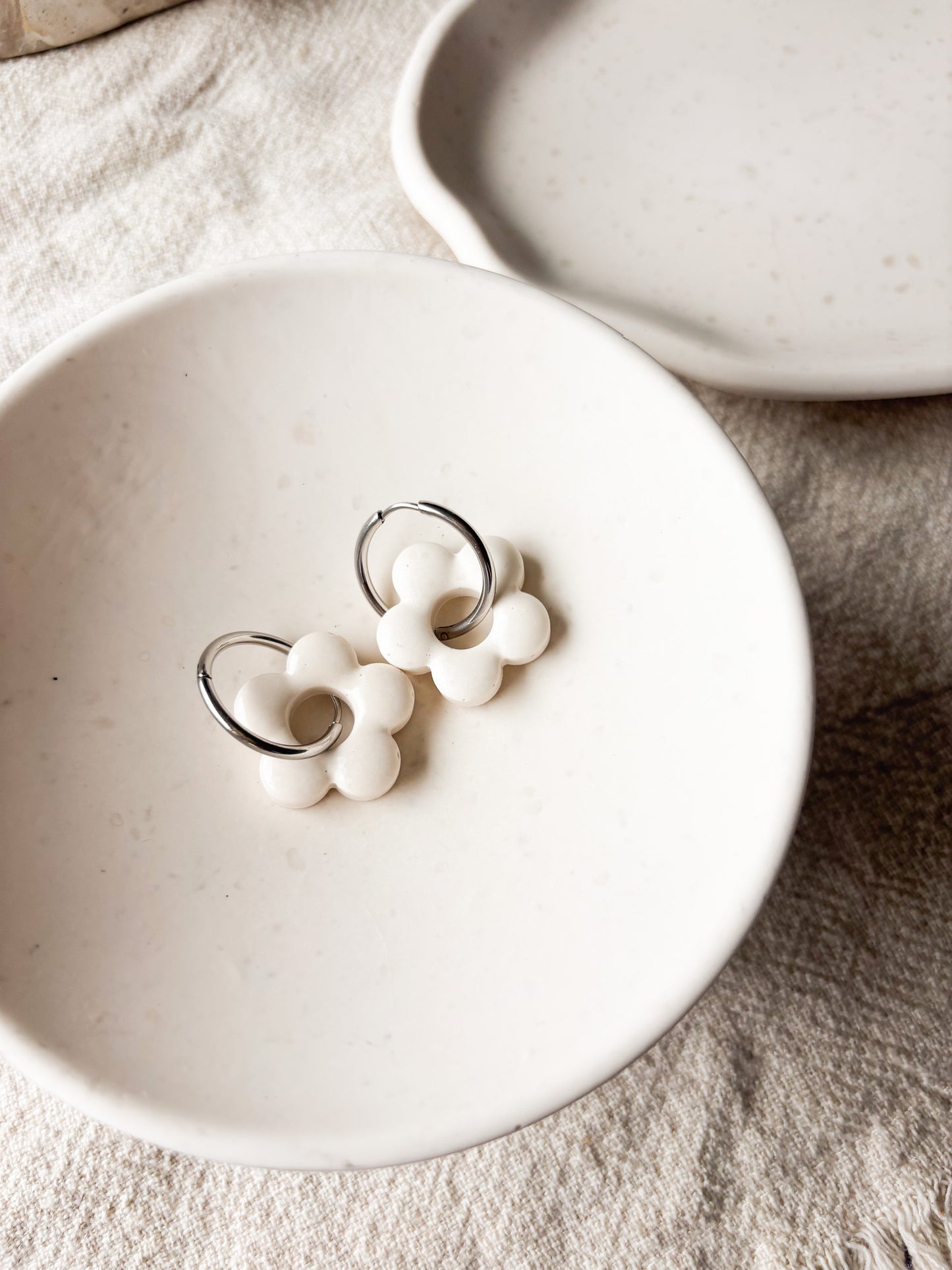 Ohrringe Liva natur – Handgemacht in Blumenform aus Edelstahl x art.icles