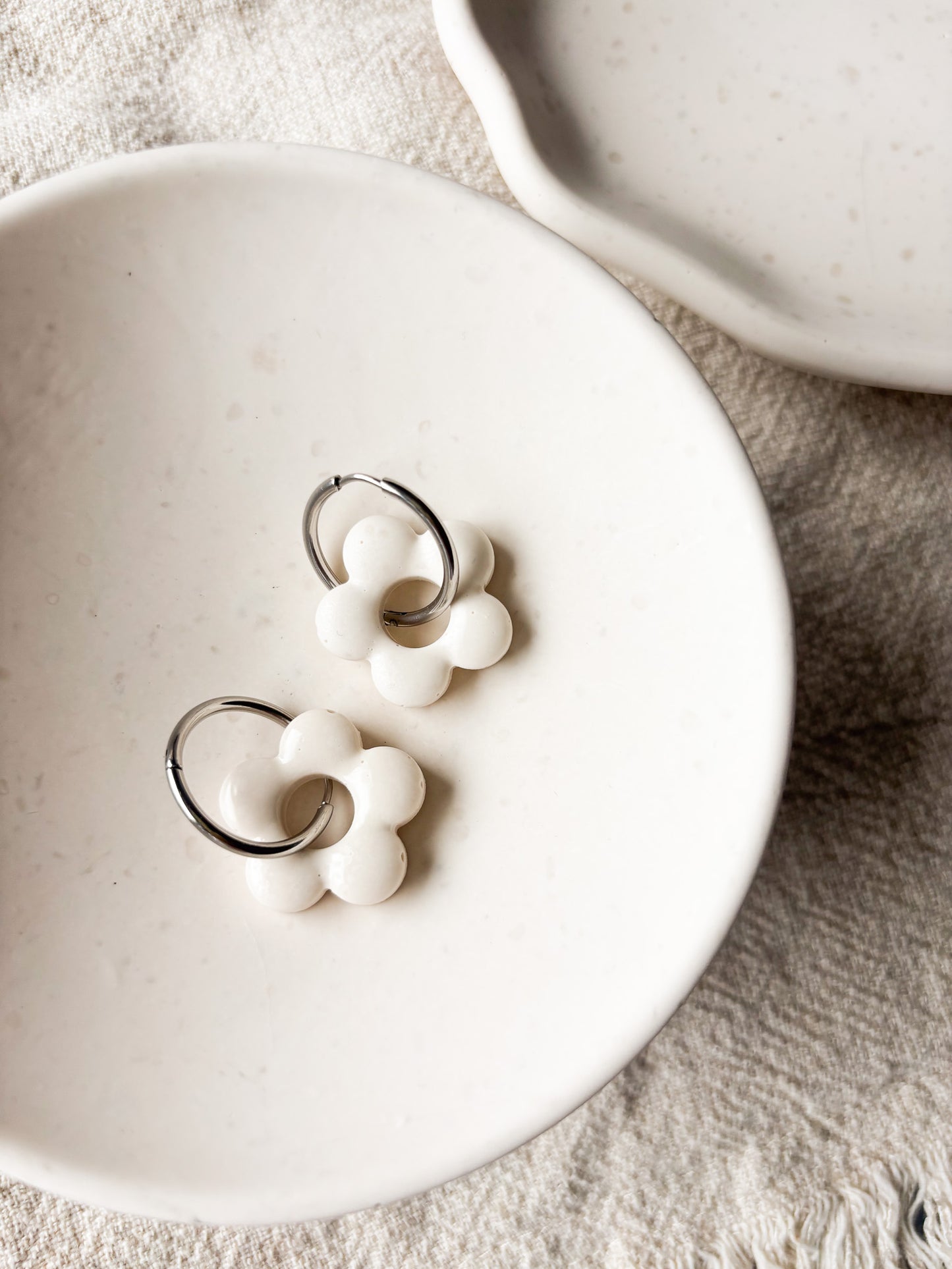 Ohrringe Liva natur – Handgemacht in Blumenform aus Edelstahl x art.icles