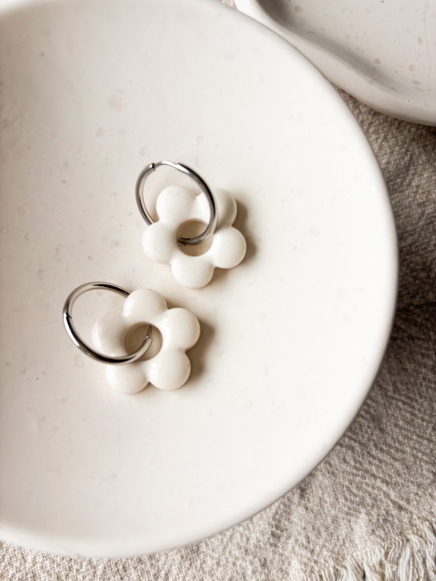 Ohrringe Liva natur – Handgemacht in Blumenform aus Edelstahl x art.icles