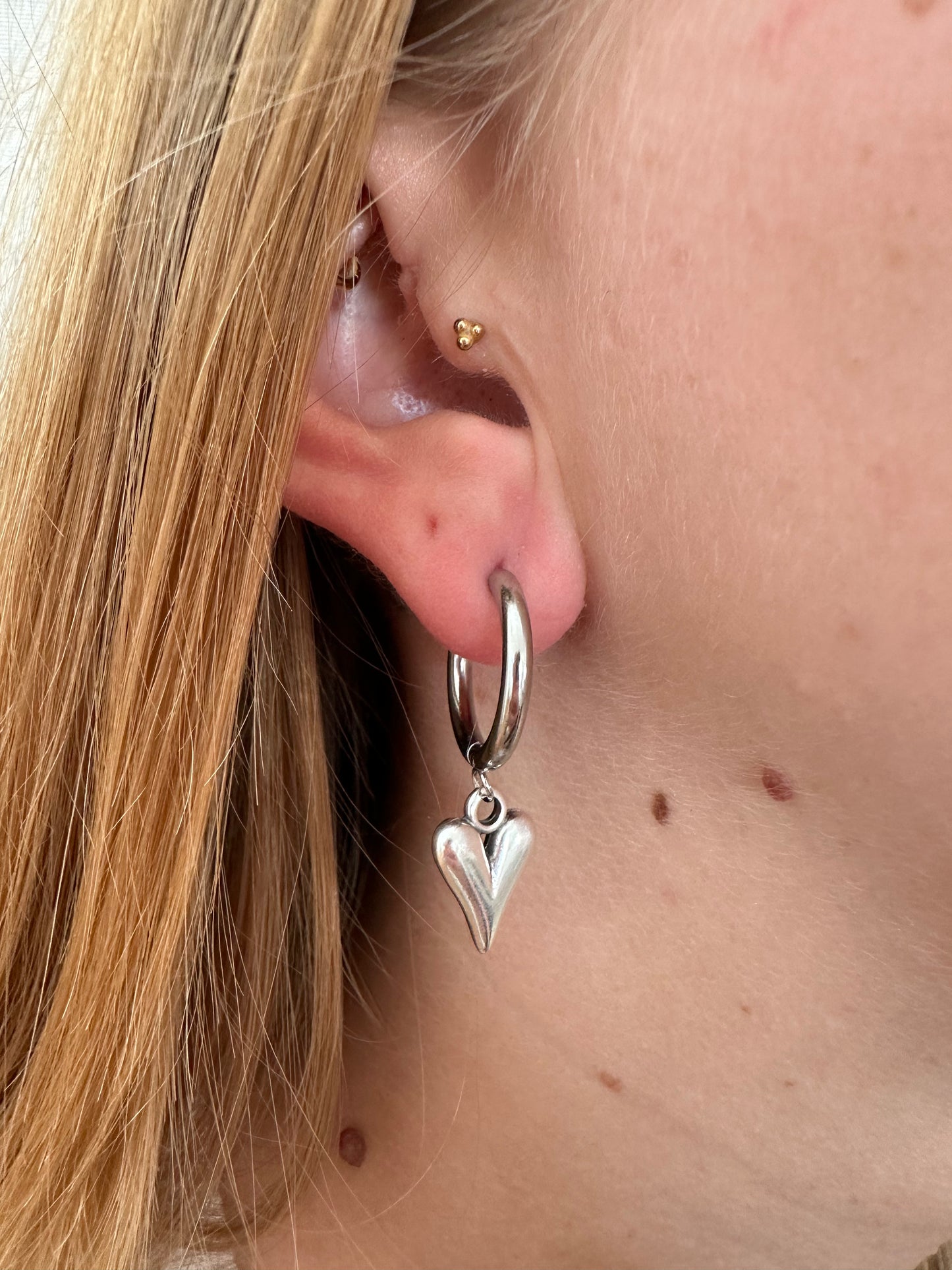Silberne Creolen Mara – Ohrringe aus Edelstahl mit Herzanhänger