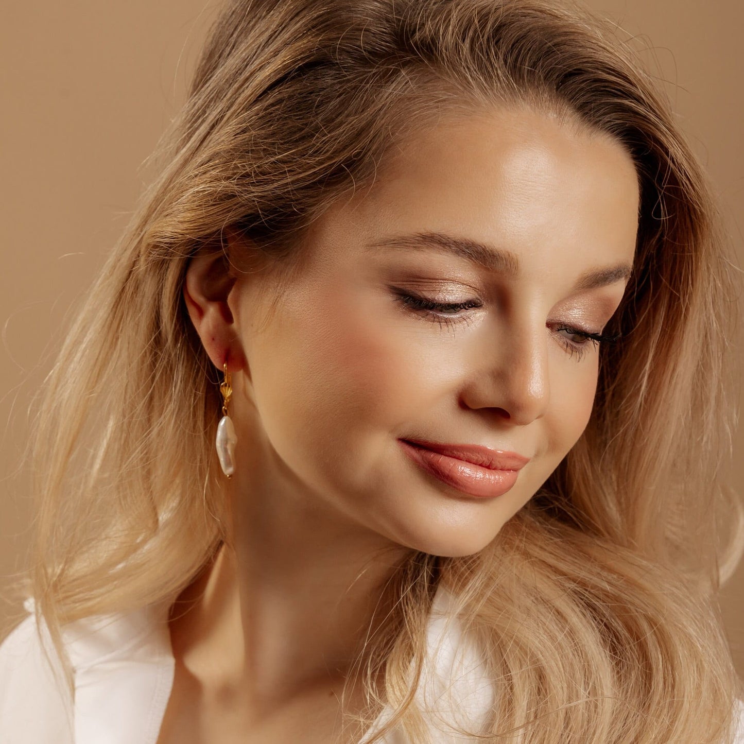 Echte Süßwasserperlen - Ohrringe "Dorisa" längliche Perle und Muschelfassung - Feenmanufaktur