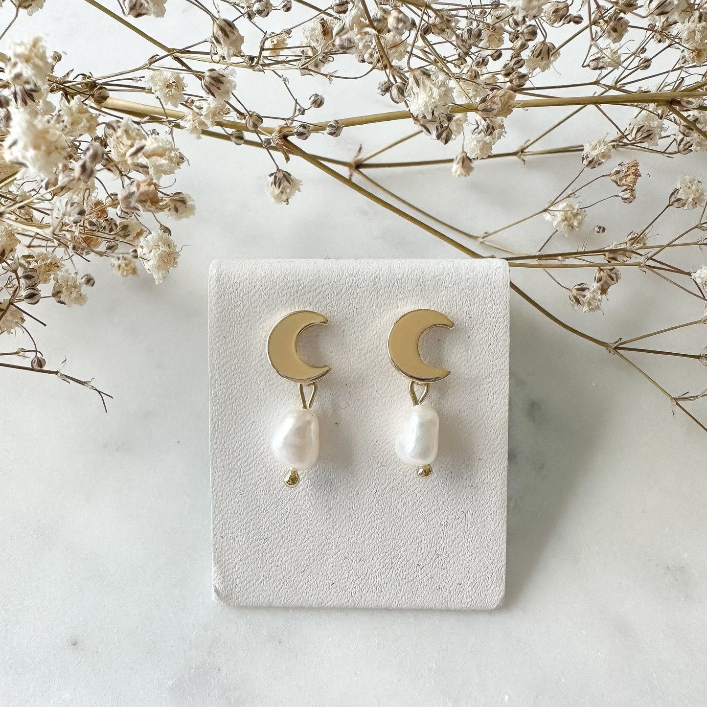 Echte Süßwasserperlen - Ohrringe "Mond" golden mit Perle Perlenohrringe - Feenmanufaktur