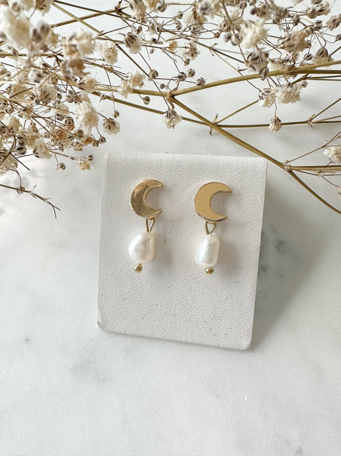Echte Süßwasserperlen - Ohrringe "Mond" golden mit Perle Perlenohrringe - Feenmanufaktur
