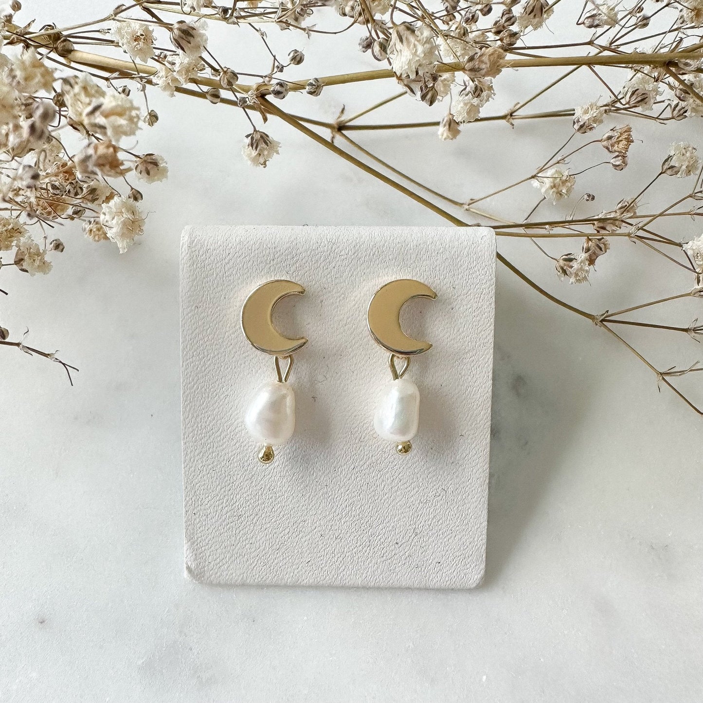 Echte Süßwasserperlen - Ohrringe "Mond" golden mit Perle Perlenohrringe - Feenmanufaktur