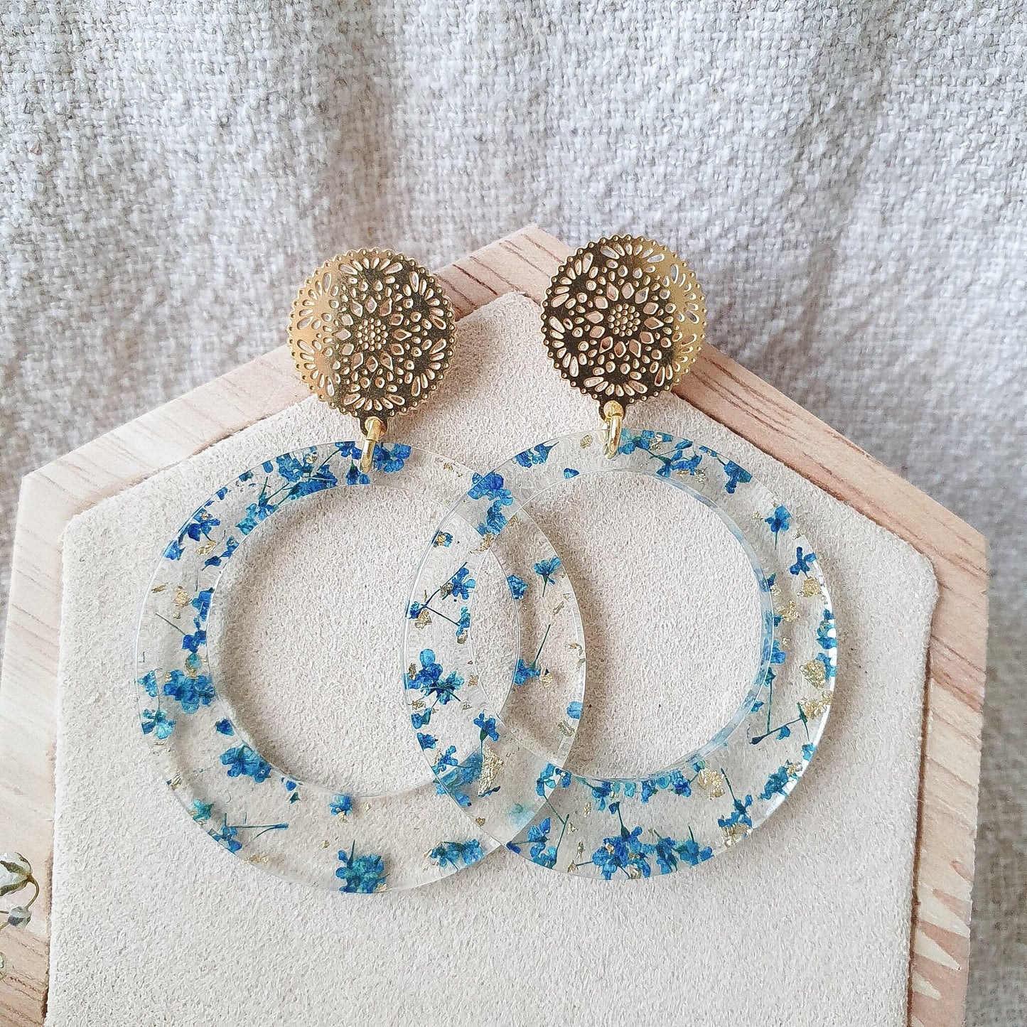 Epoxid Harz Ohrringe "Julina" mit Trockenblumen - leichter Sommerschmuck - Feenmanufaktur