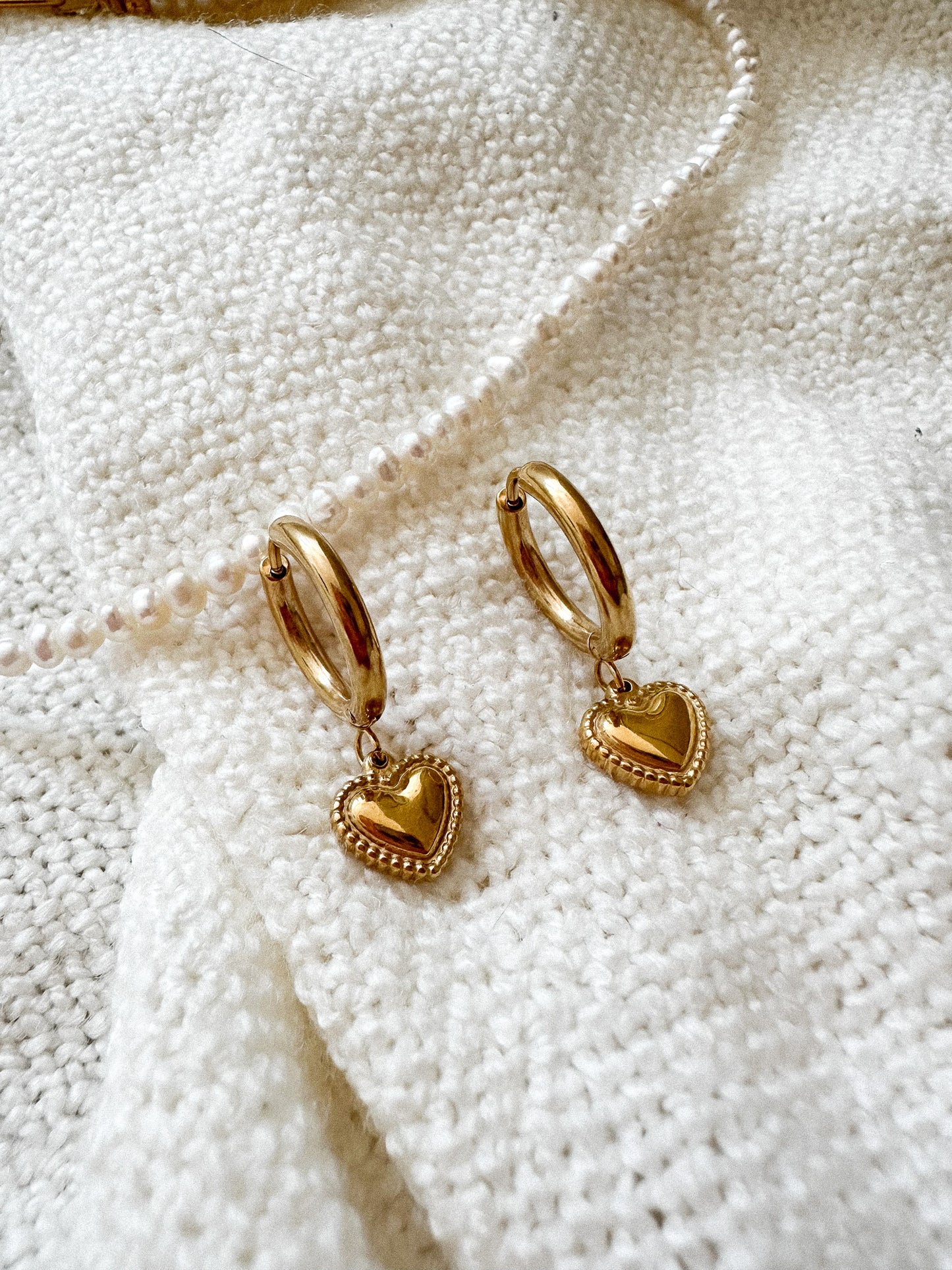 Ohrringe Mira – goldene Edelstahl mit Herzanhänger