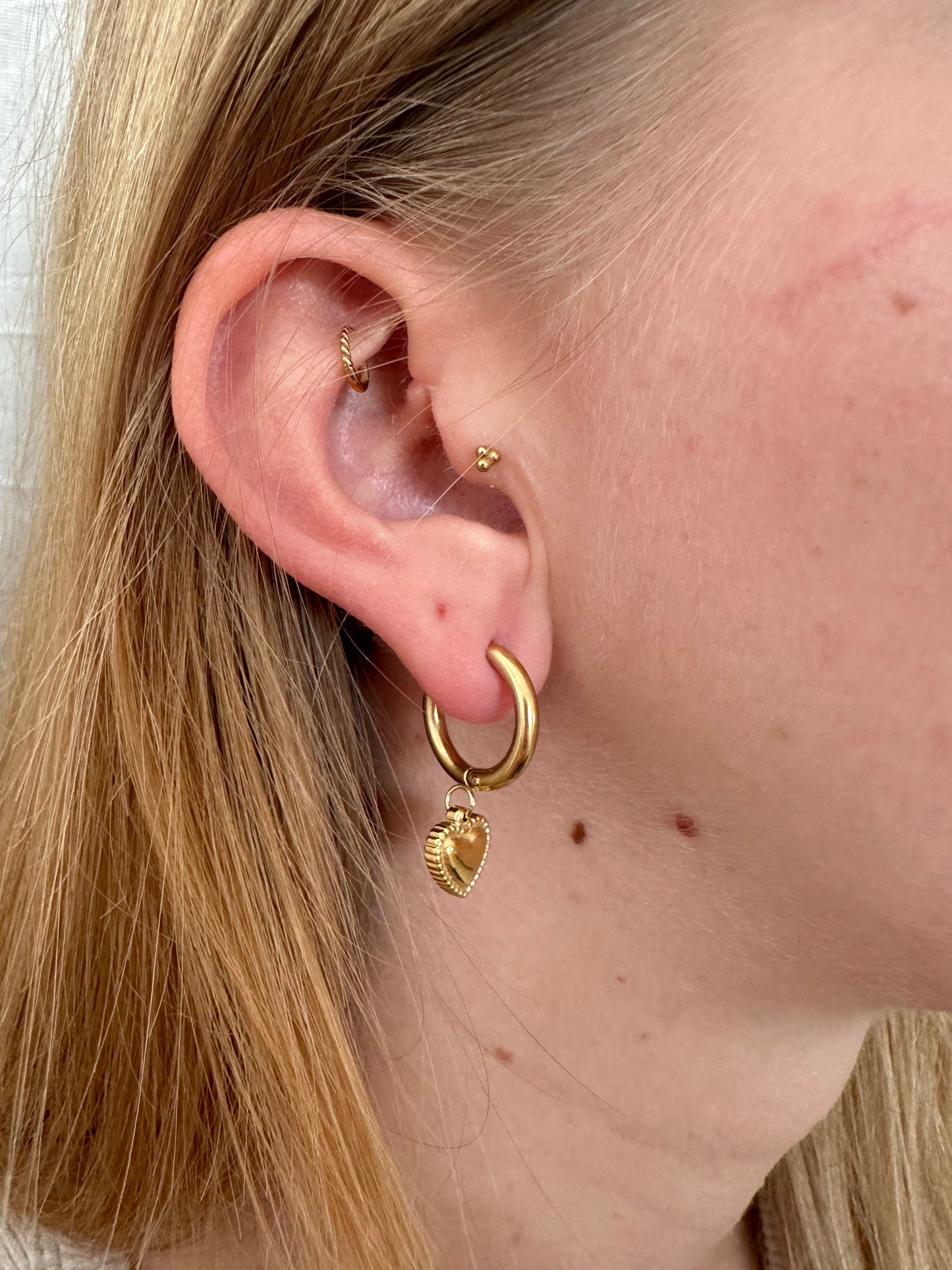 Ohrringe Mira – goldene Edelstahl mit Herzanhänger