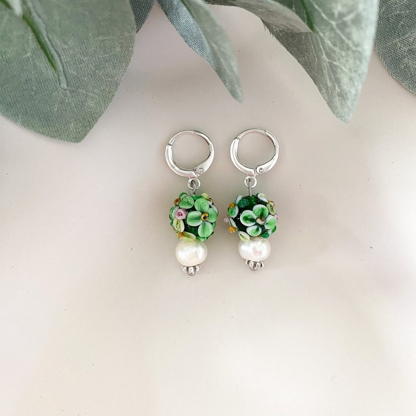 Handgemachte grüne Glasohrringe mit Süßwasserperle - Perfektes Accessoire für jeden Anlass - Feenmanufaktur