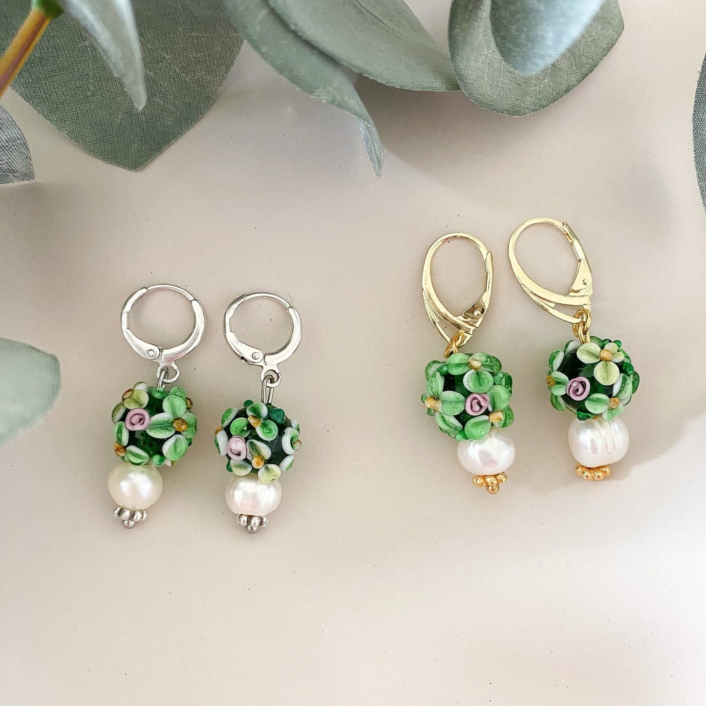 Handgemachte grüne Glasohrringe mit Süßwasserperle - Perfektes Accessoire für jeden Anlass - Feenmanufaktur