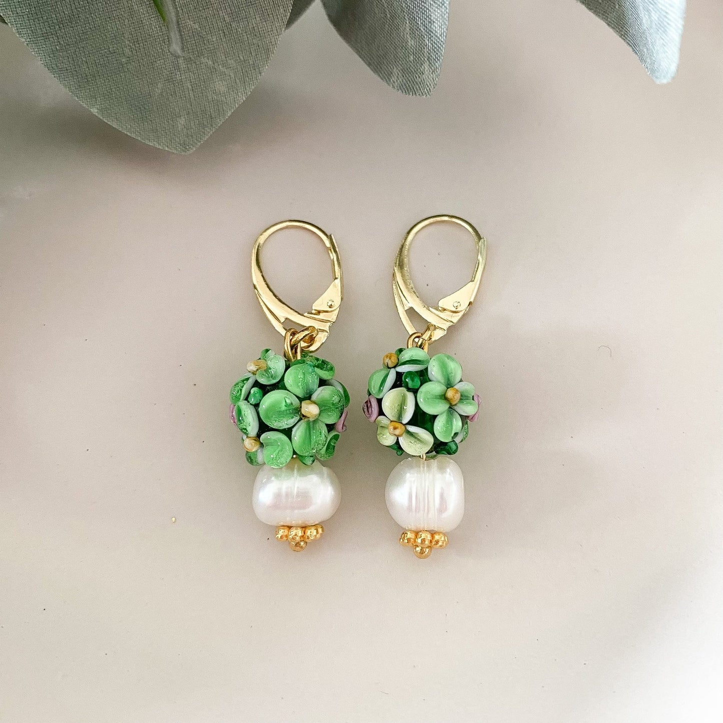 Handgemachte grüne Glasohrringe mit Süßwasserperle - Perfektes Accessoire für jeden Anlass - Feenmanufaktur