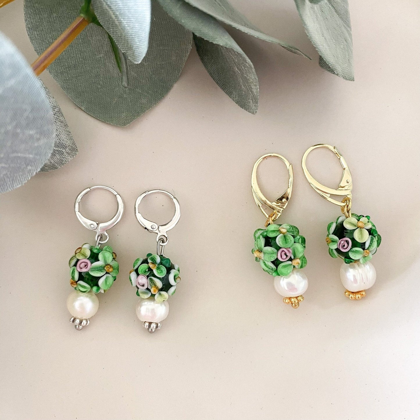 Handgemachte grüne Glasohrringe mit Süßwasserperle - Perfektes Accessoire für jeden Anlass - Feenmanufaktur