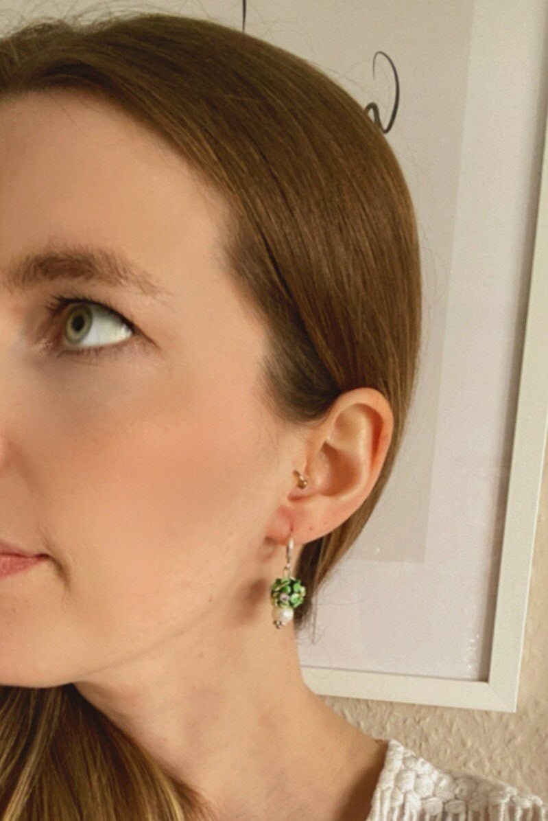 Handgemachte grüne Glasohrringe mit Süßwasserperle - Perfektes Accessoire für jeden Anlass - Feenmanufaktur