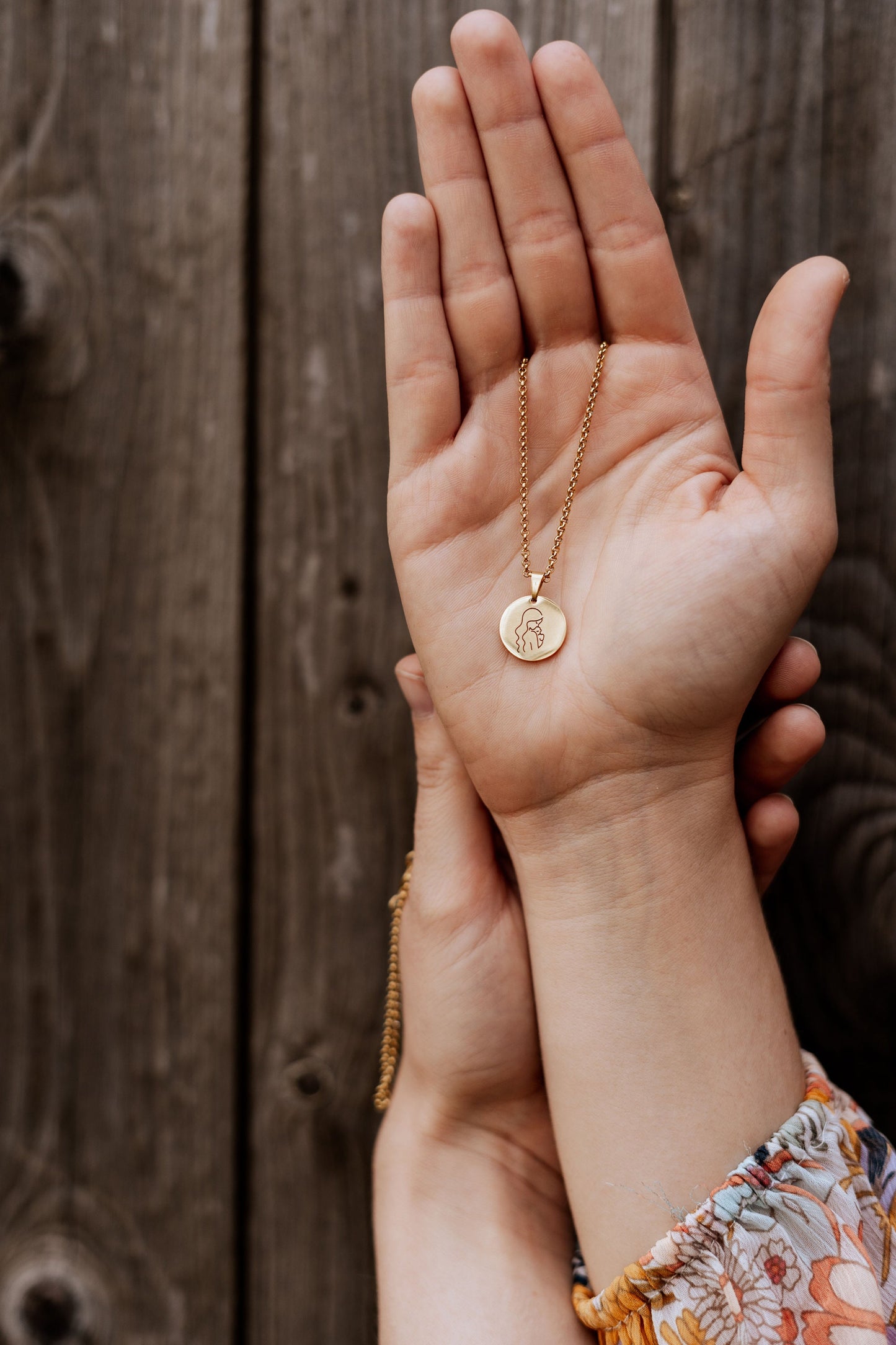 Halskette "Mama" in gold zum Muttertag