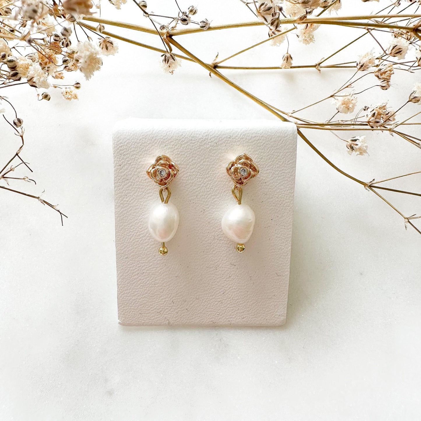 Zarte, kleine Süßwasserperlen-Ohrringe "Jana" golden mit Echtperle Rose