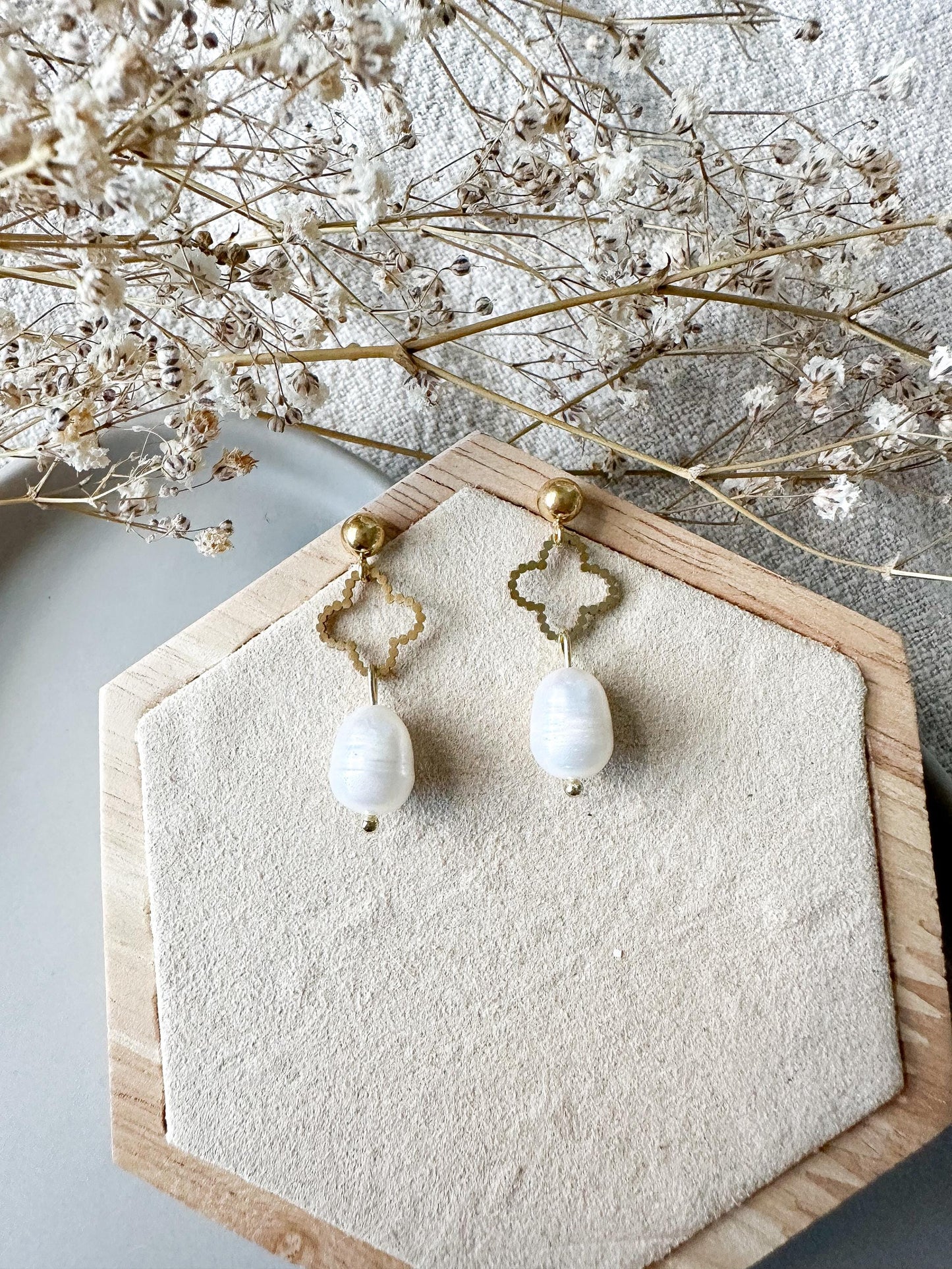 Süßwasserperlen-Ohrringe "Kleo" goldenes Kleeblatt Kreuz