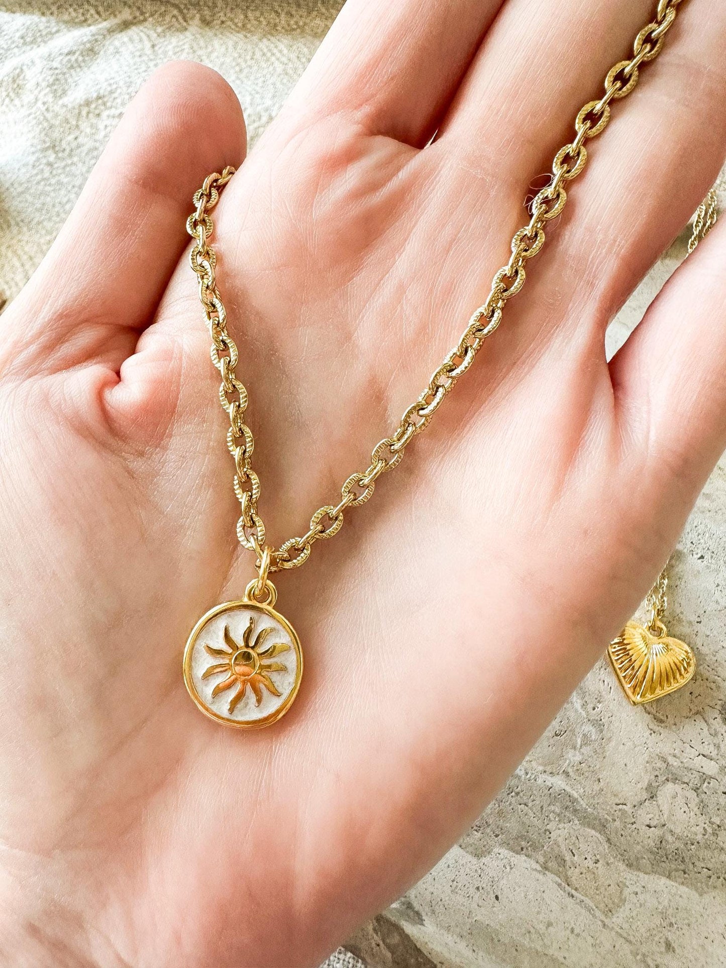 Halskette in gold - Sonne, Goldmünze und großes Herz