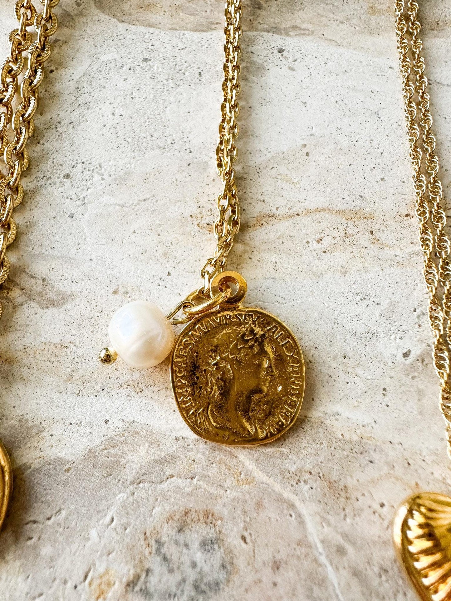 Halskette in gold - Sonne, Goldmünze und großes Herz