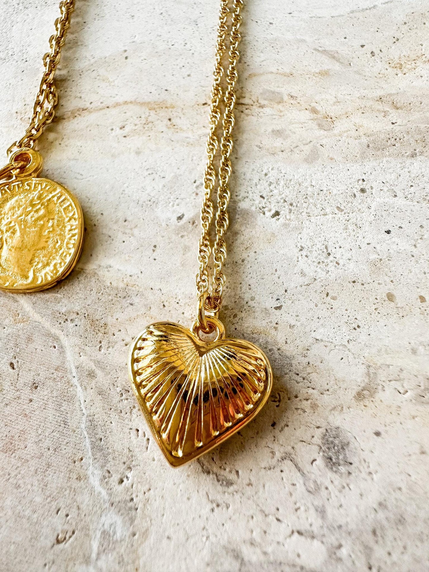 Halskette in gold - Sonne, Goldmünze und großes Herz