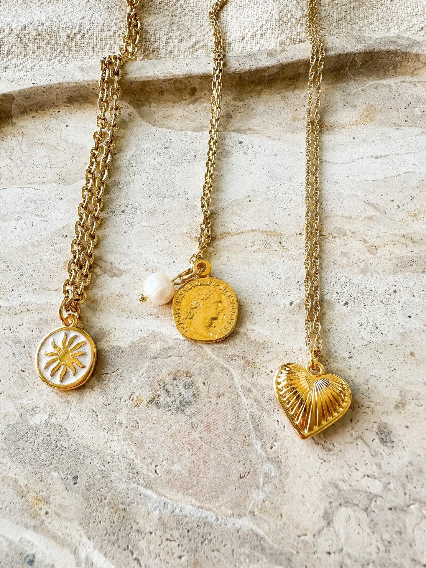 Halskette in gold - Sonne, Goldmünze und großes Herz