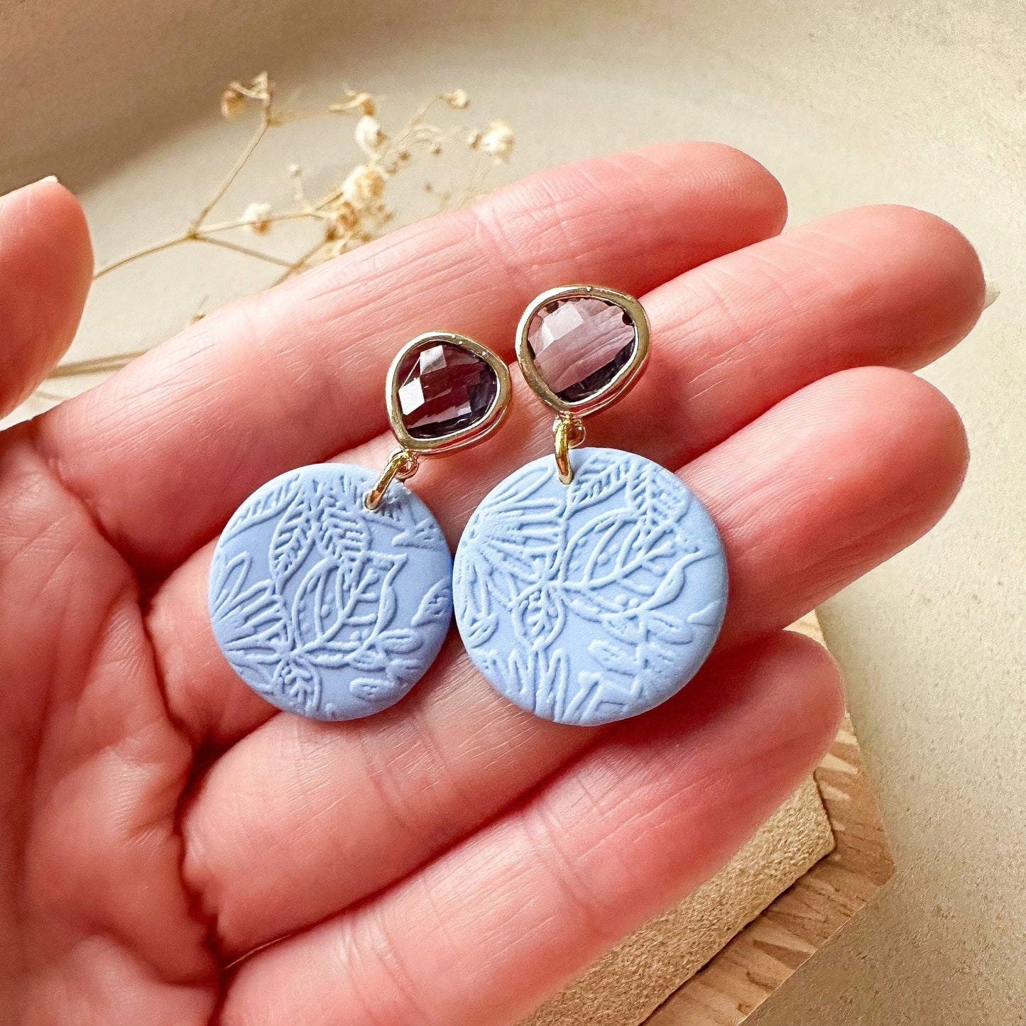 Kleine Polymer Clay Ohrringe "Bea" blau mit Kristallglas Stecker - Feenmanufaktur