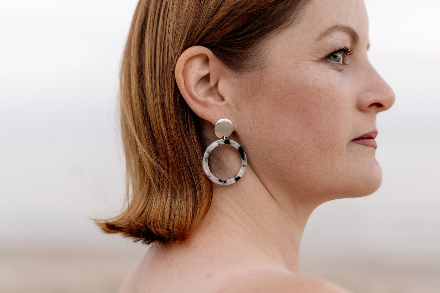 Leichte Epoxidharz Ohrringe "Layla" Leomuster Resin - Stecker in gold, silber & roségold - Feenmanufaktur