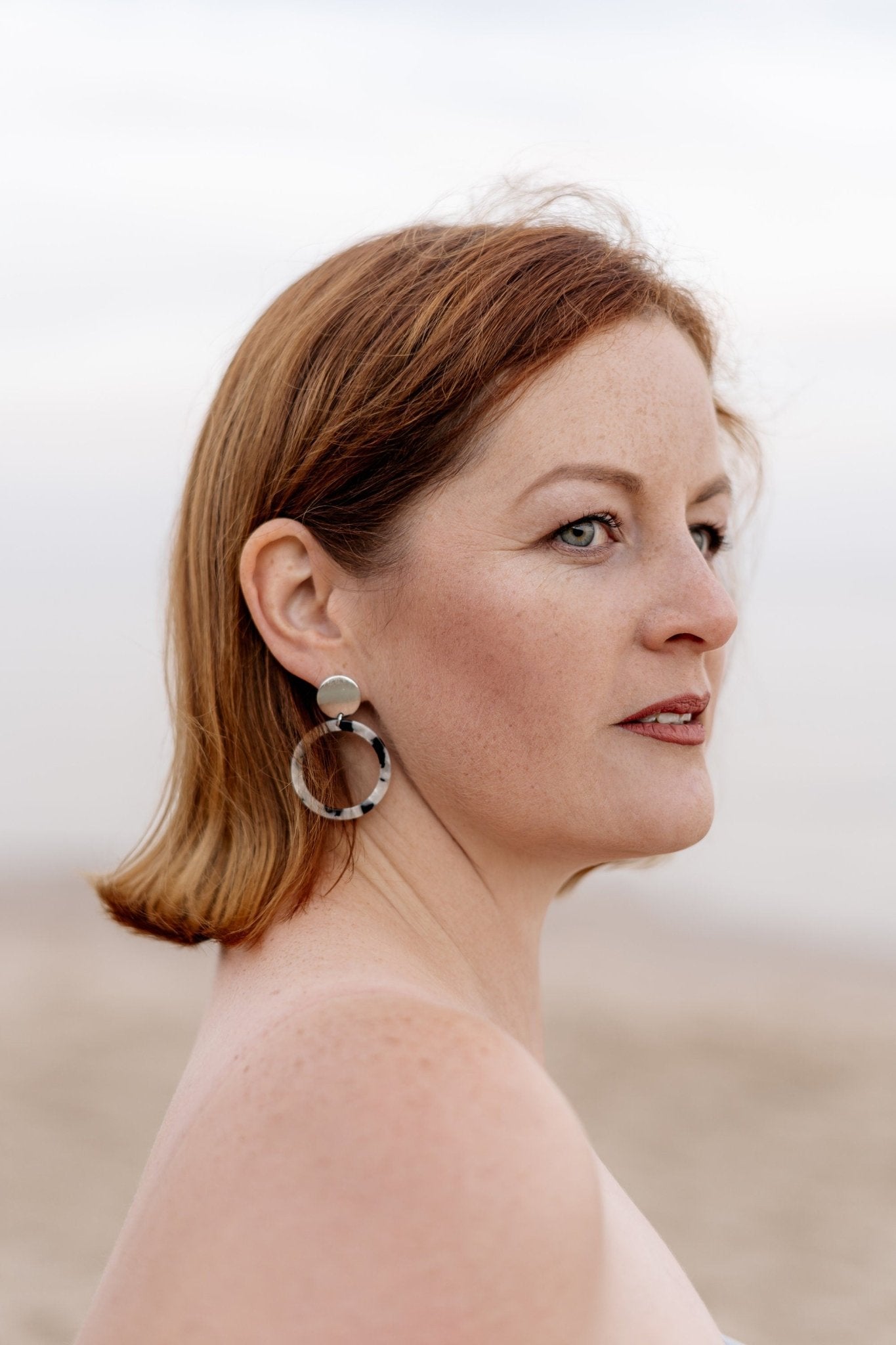 Leichte Epoxidharz Ohrringe "Layla" Leomuster Resin - Stecker in gold, silber & roségold - Feenmanufaktur