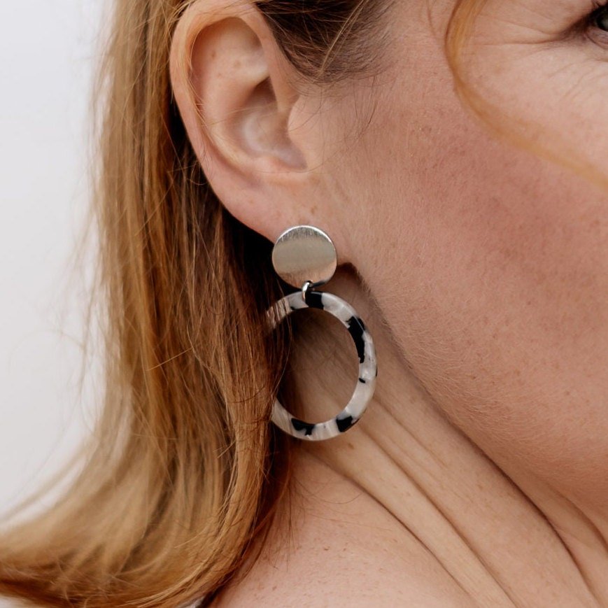 Leichte Epoxidharz Ohrringe "Layla" Leomuster Resin - Stecker in gold, silber & roségold - Feenmanufaktur