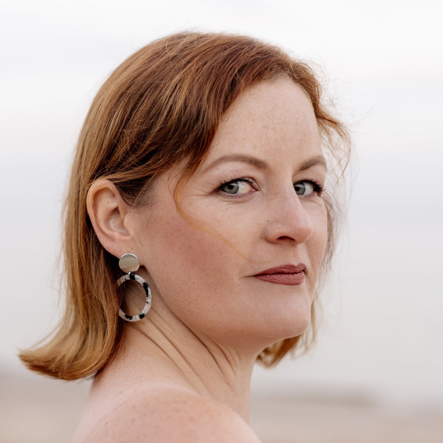 Leichte Epoxidharz Ohrringe "Layla" Leomuster Resin - Stecker in gold, silber & roségold - Feenmanufaktur