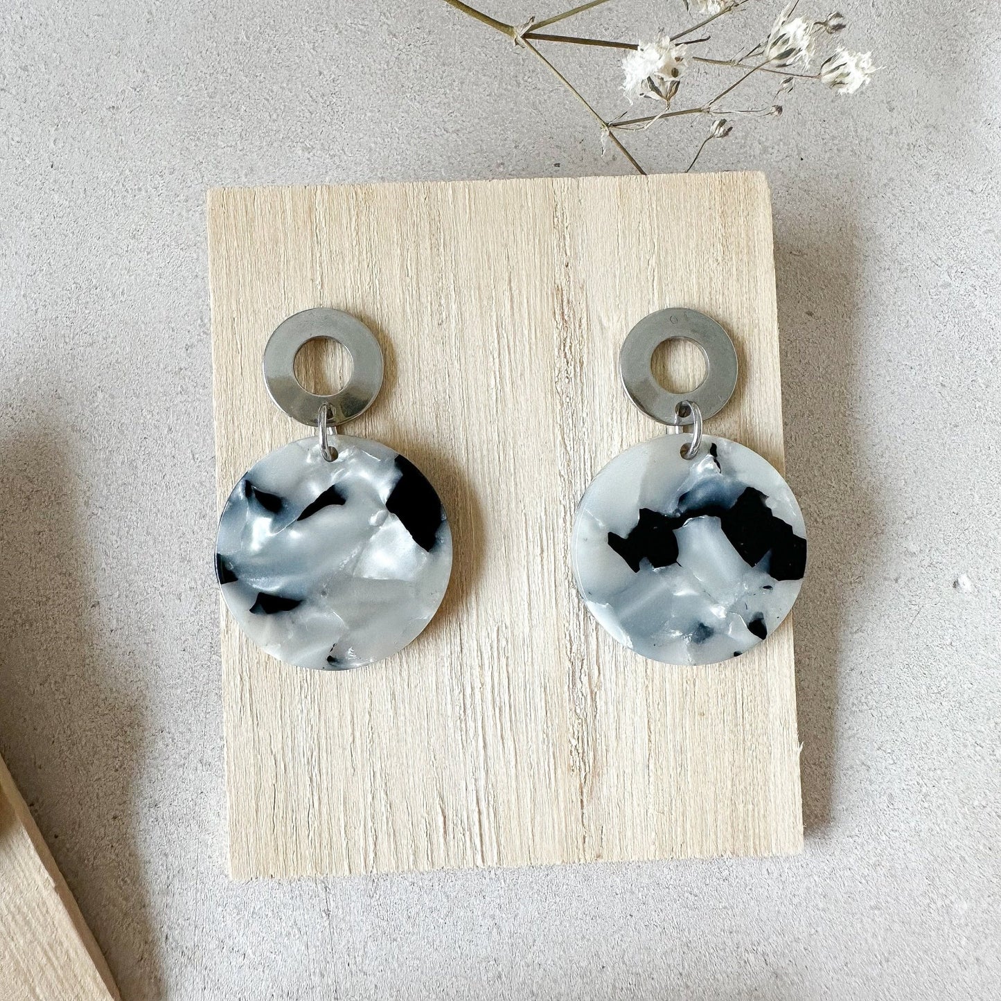 Leoparden Circle Ohrringe "Smilla" in schwarz grau Resin Harz - Feenmanufaktur