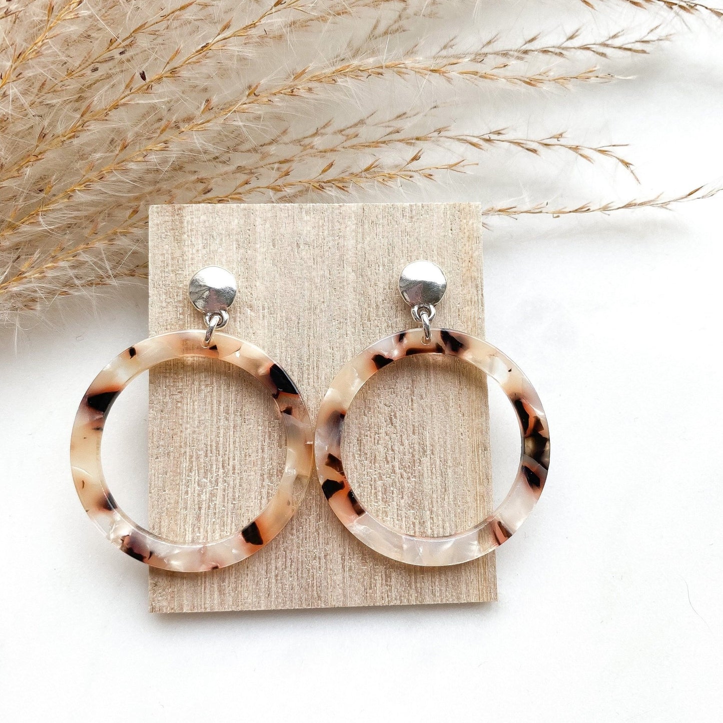 Leoparden Resin Ohrringe in beige/braun - Leichter und stilvoller Schmuck aus Epoxidharz - Feenmanufaktur