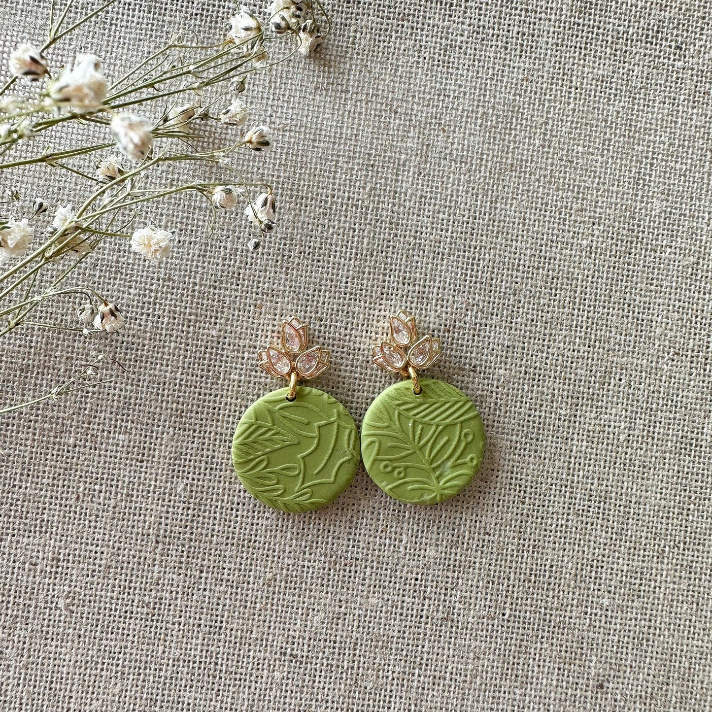 Polymer Clay Ohrringe "Lotus" in Perlmutt - Stecker 24k vergoldet - Feenmanufaktur