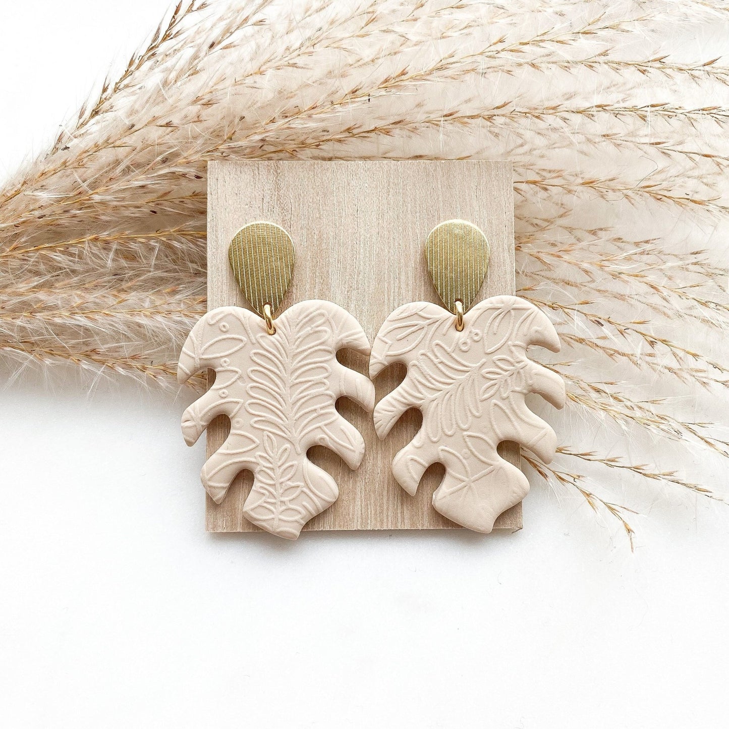 Polymer Clay Ohrringe "Monstera" beige gold - Feenmanufaktur