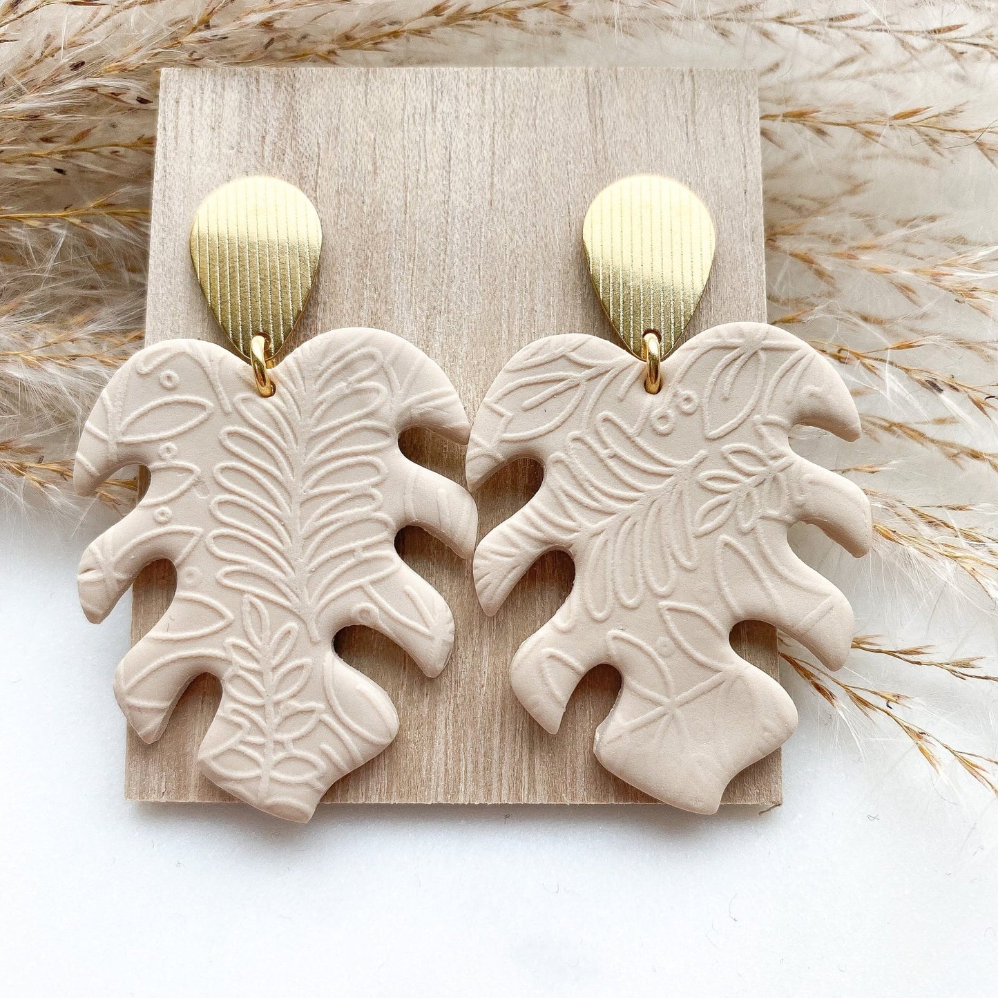 Polymer Clay Ohrringe "Monstera" beige gold - Feenmanufaktur