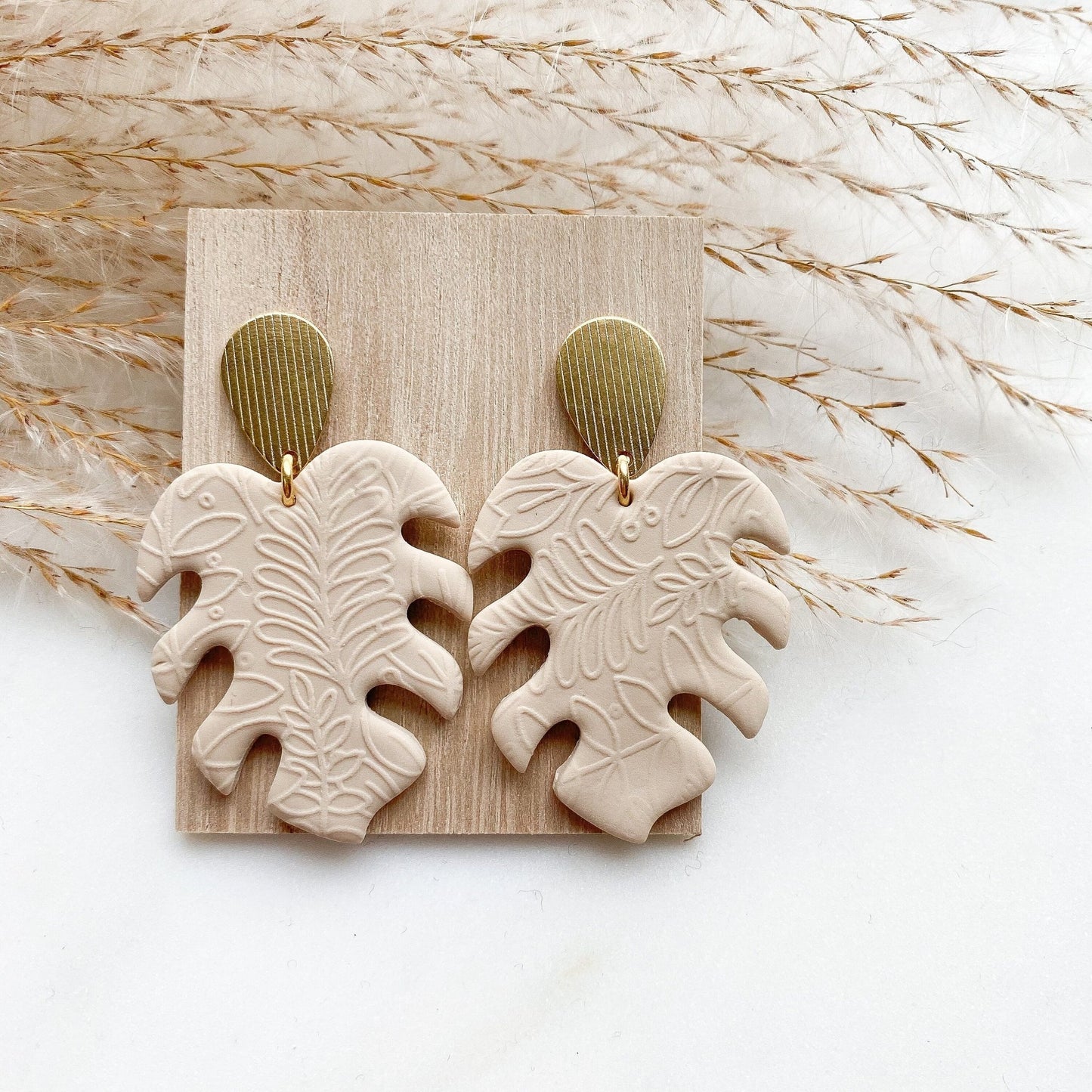 Polymer Clay Ohrringe "Monstera" beige gold - Feenmanufaktur