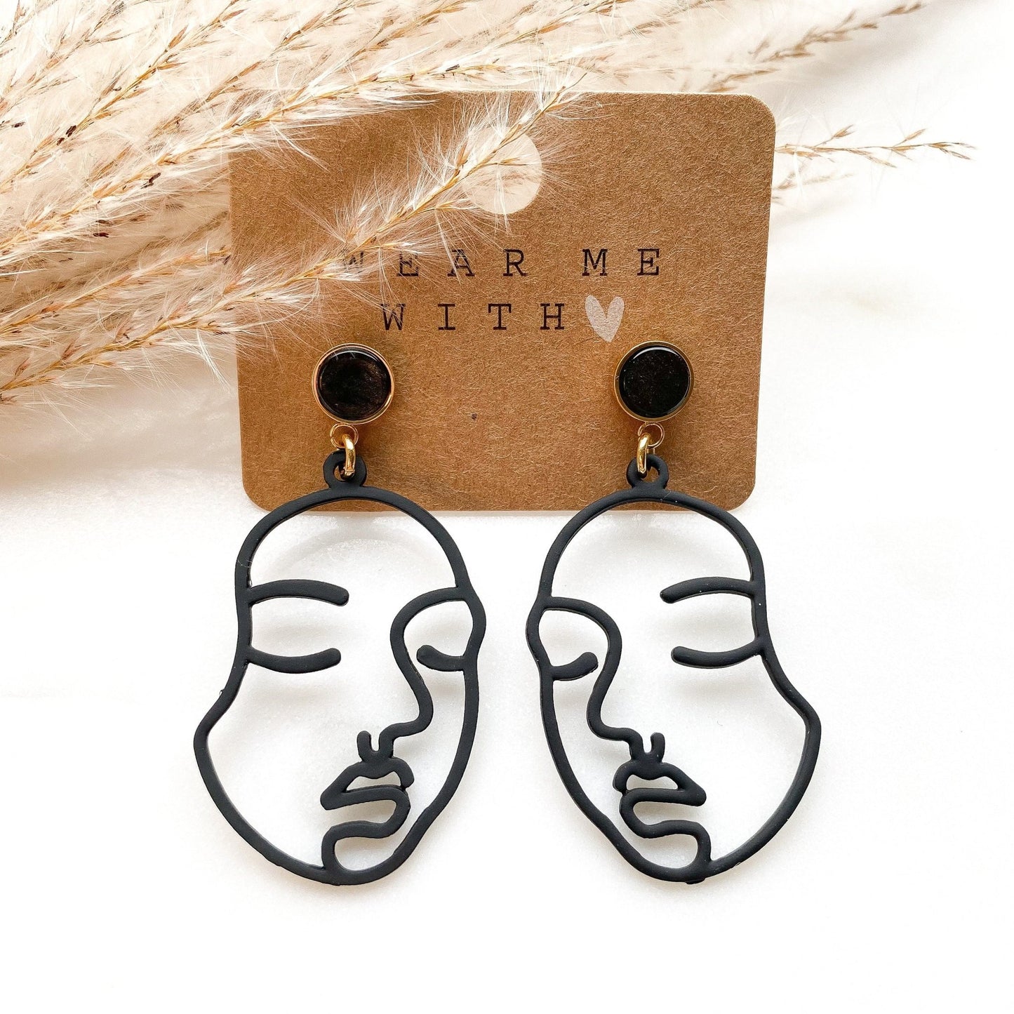 Schwarze Boho Ohrringe mit Gesicht - Feenmanufaktur