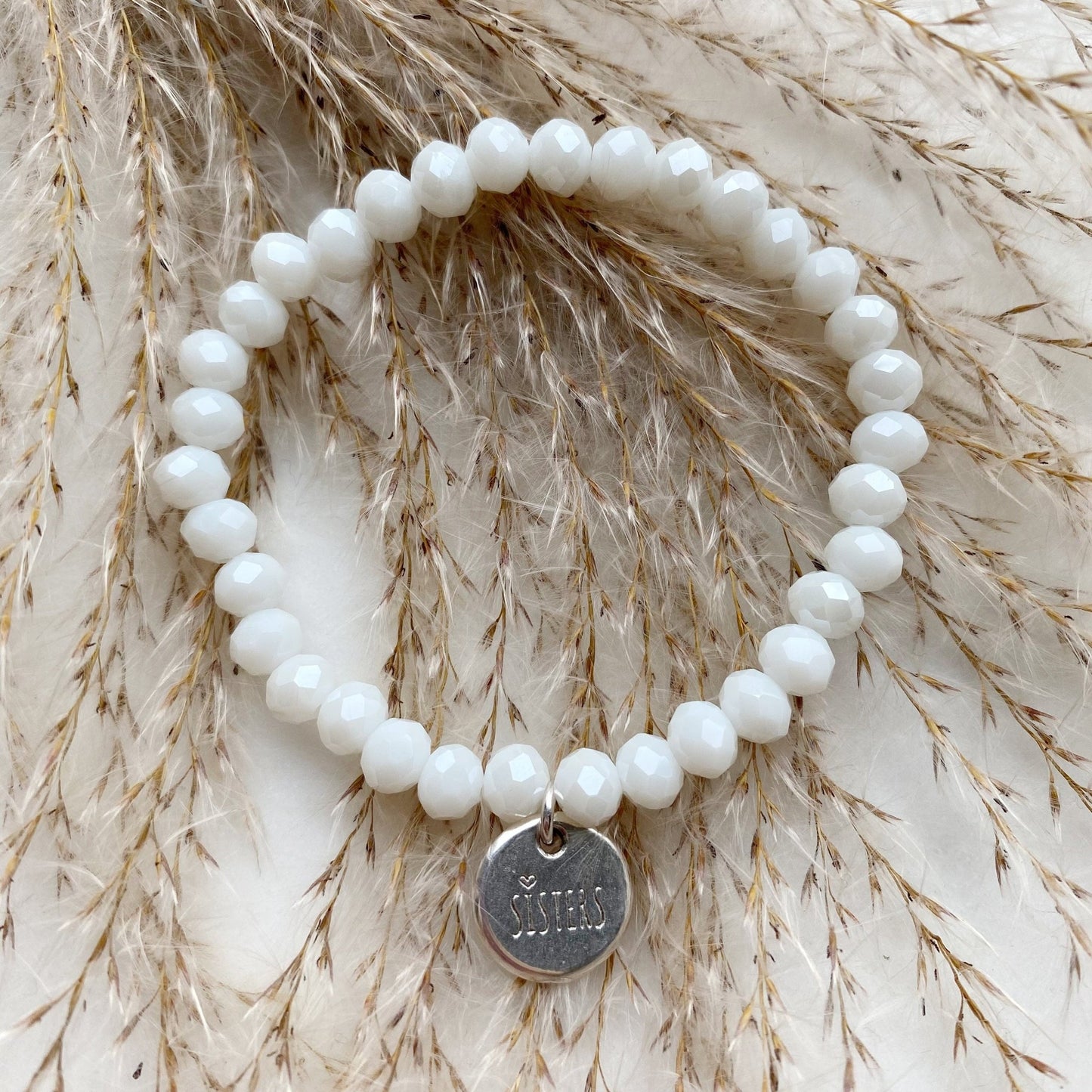 Schwestern - Armband *Sisters* Perlenarmband Schwester Liebe silber Freundschaftsarmband Freundin weiß elastisch Freundinnen Geschenk Familie - Feenmanufaktur