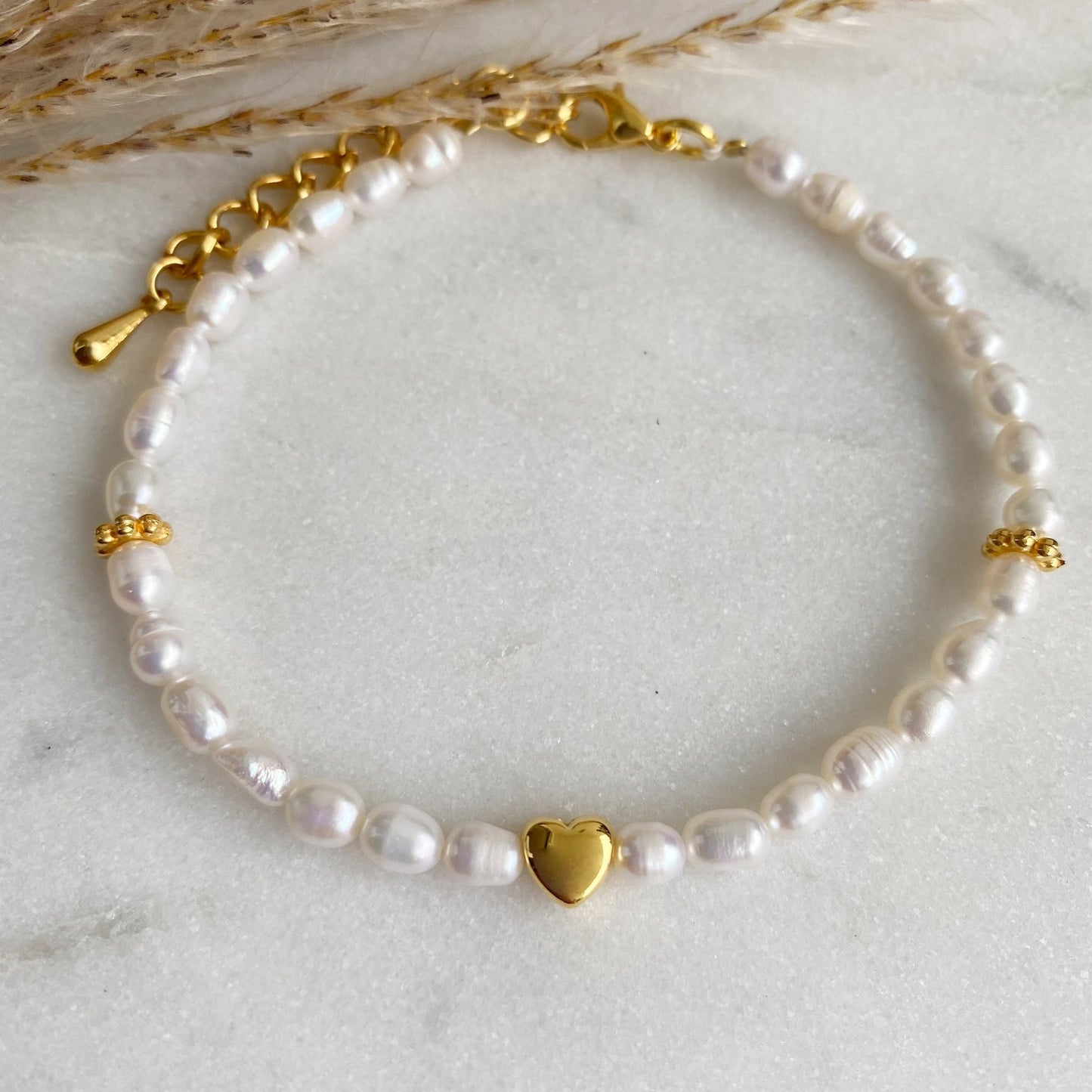 Süßwasserperlen Armband mit Herz *Liebe* Perlen gold im Boho Stil - Freundin Geschenk Perlenarmband Geschenk Herzchen Valentinstag - Feenmanufaktur