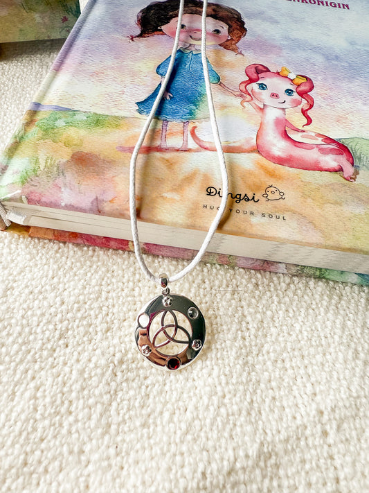 AriValiente Amulette aus Sterlingsilber mit weißem Band