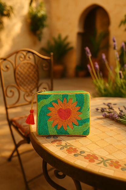 Clutch Mara – bestickte Perlen-Tasche Herzblume